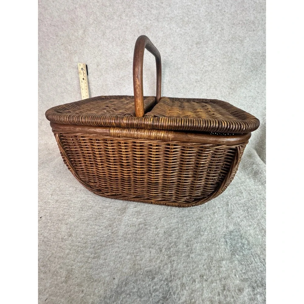 Vintage Wicker Picnic Basket with‎ Lid and Handle P&G Embossed Detail